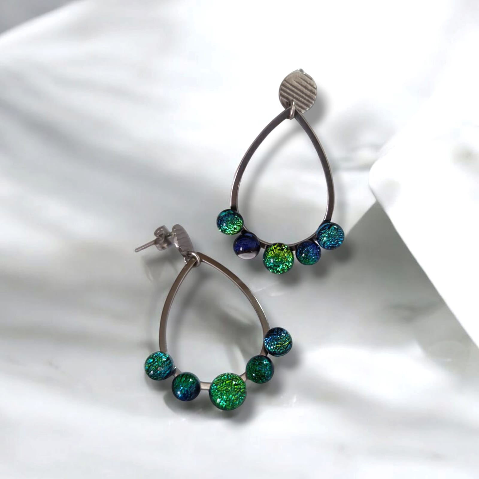Boucles d'oreilles longues Drop · Verre soufflé irisé · Acier
