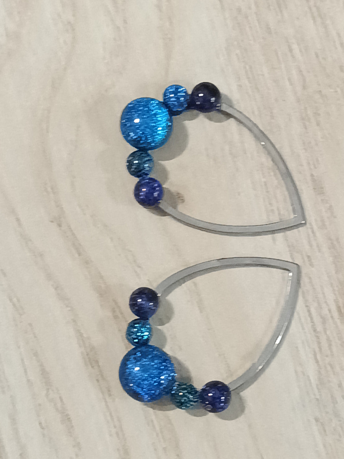 Boucles d'oreilles longues Drop · Verre soufflé irisé · Acier