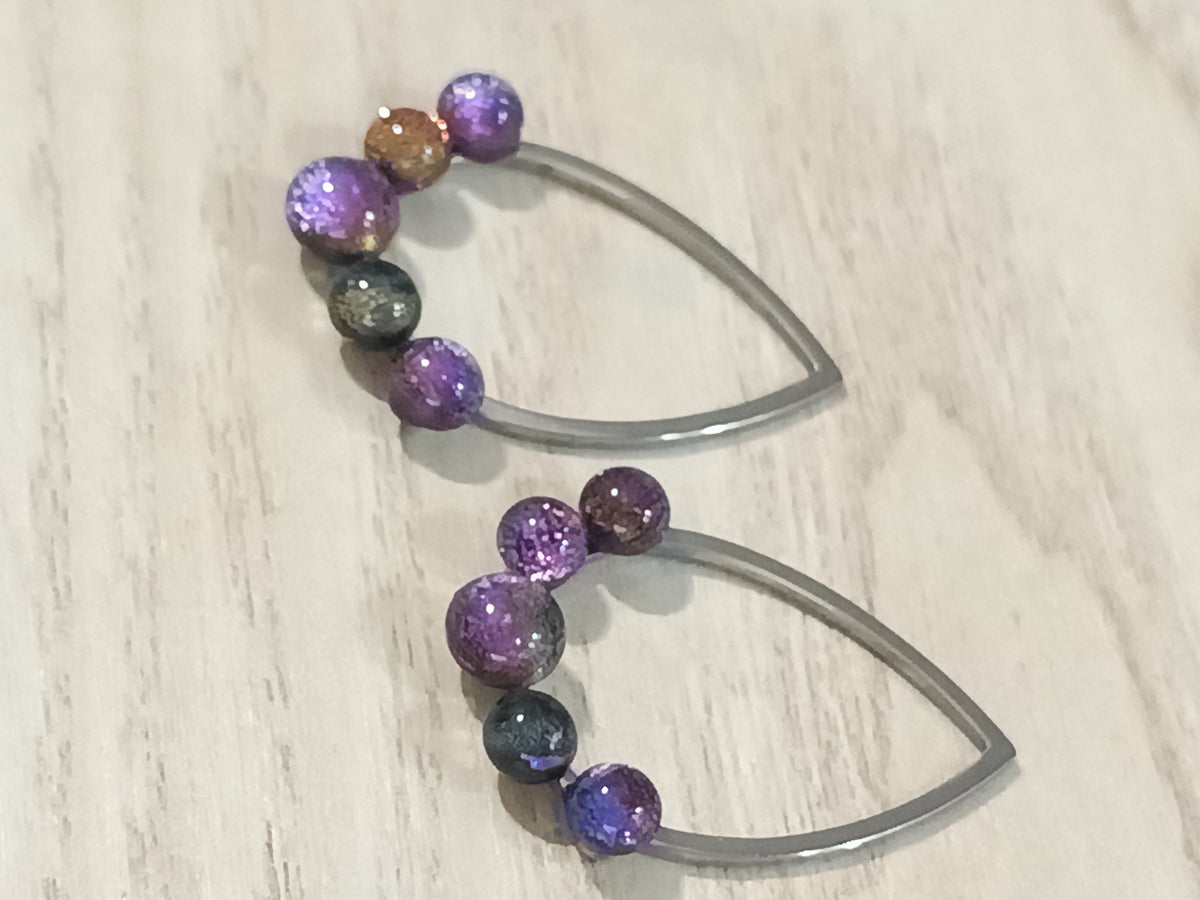 Boucles d'oreilles longues Drop · Verre soufflé irisé · Acier