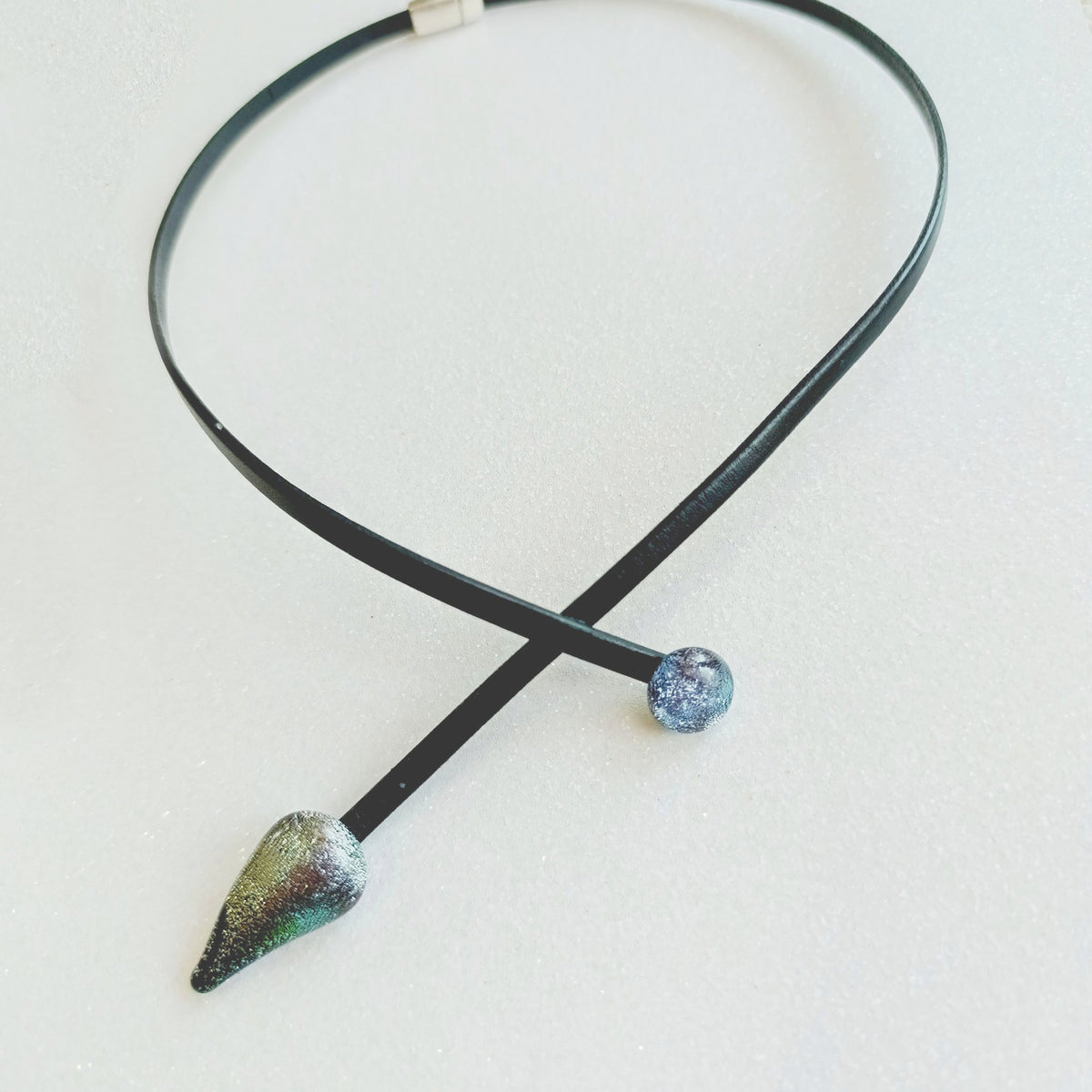 Collier cuir · Pendentif verre irisé
