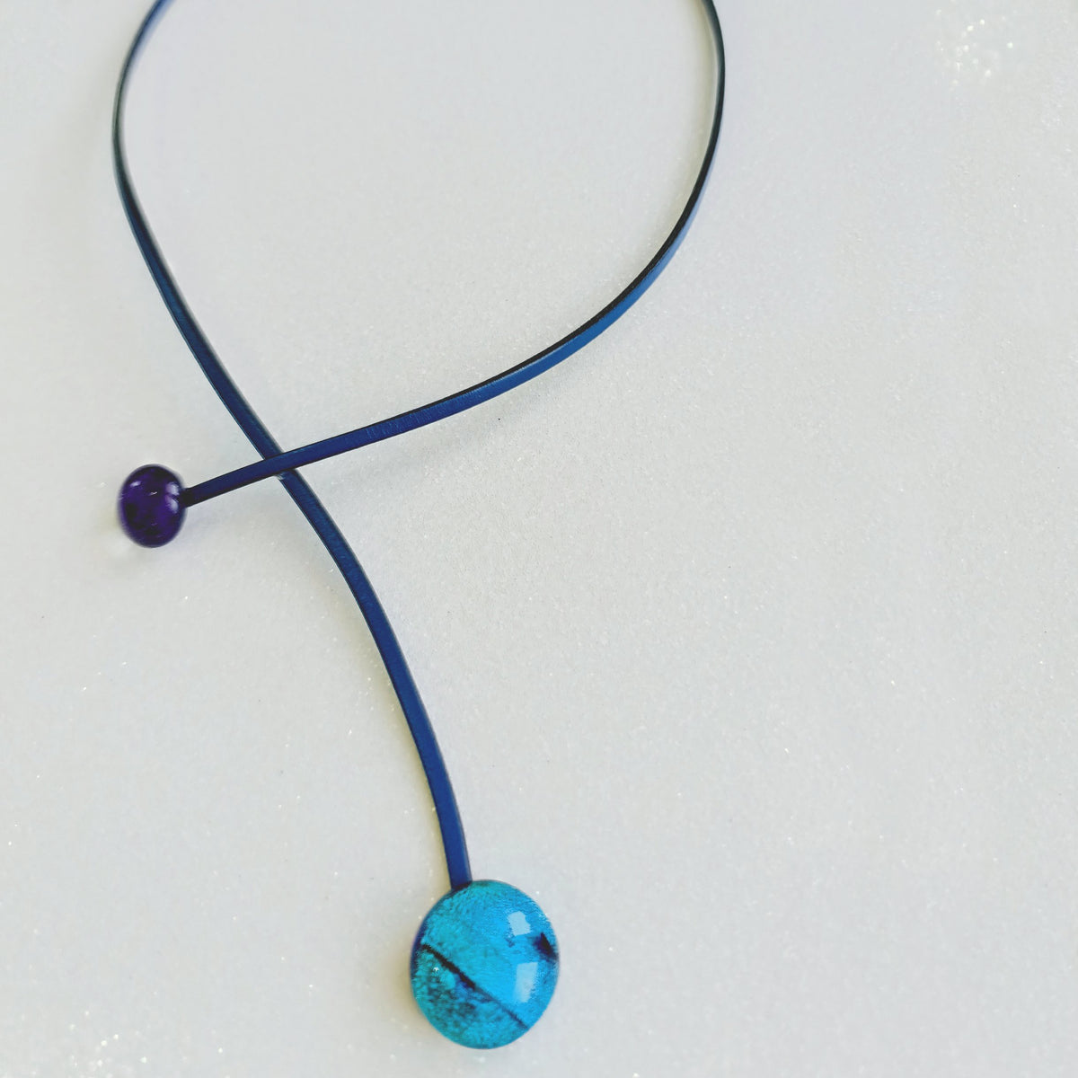Collier cuir · Pendentif verre irisé