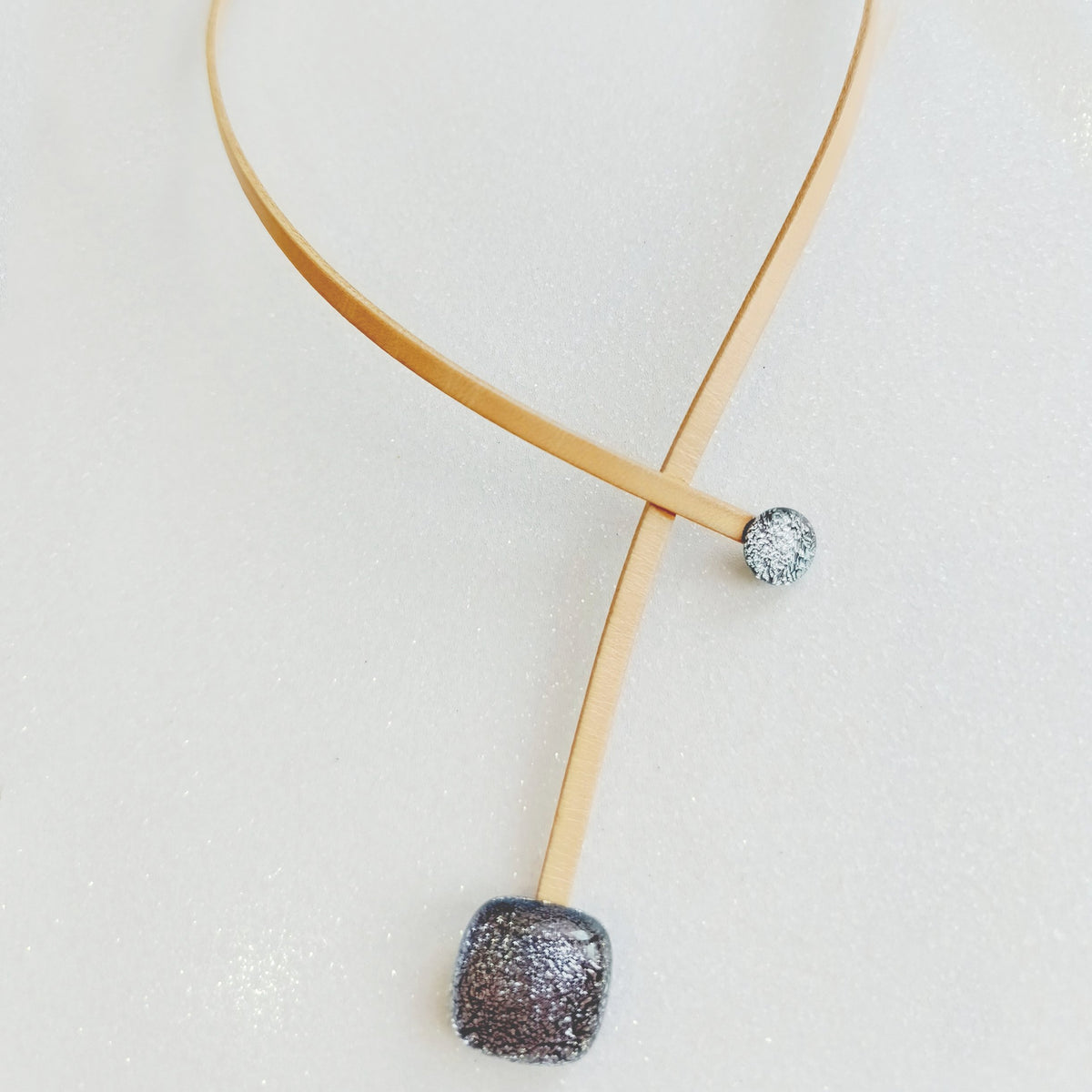Collier cuir · Pendentif verre irisé