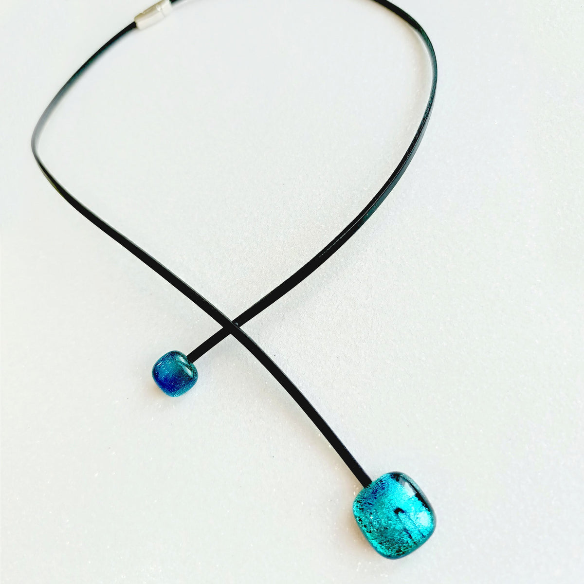 Collier cuir · Pendentif verre irisé