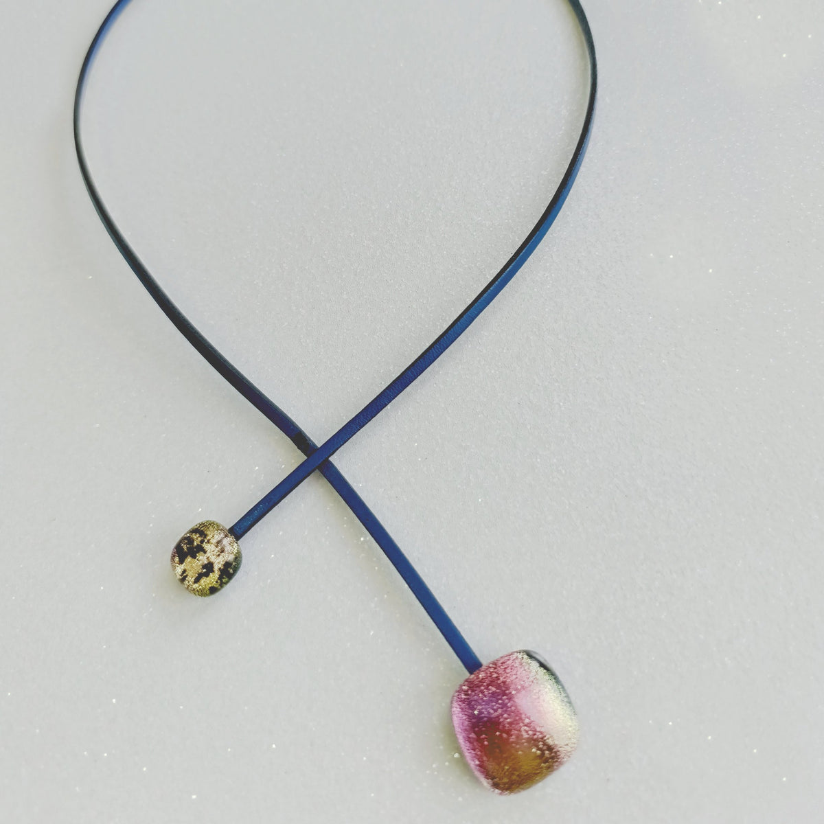 Collier cuir · Pendentif verre irisé