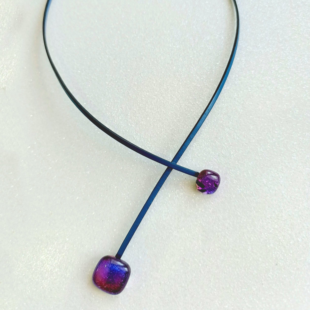 Collier cuir · Pendentif verre irisé