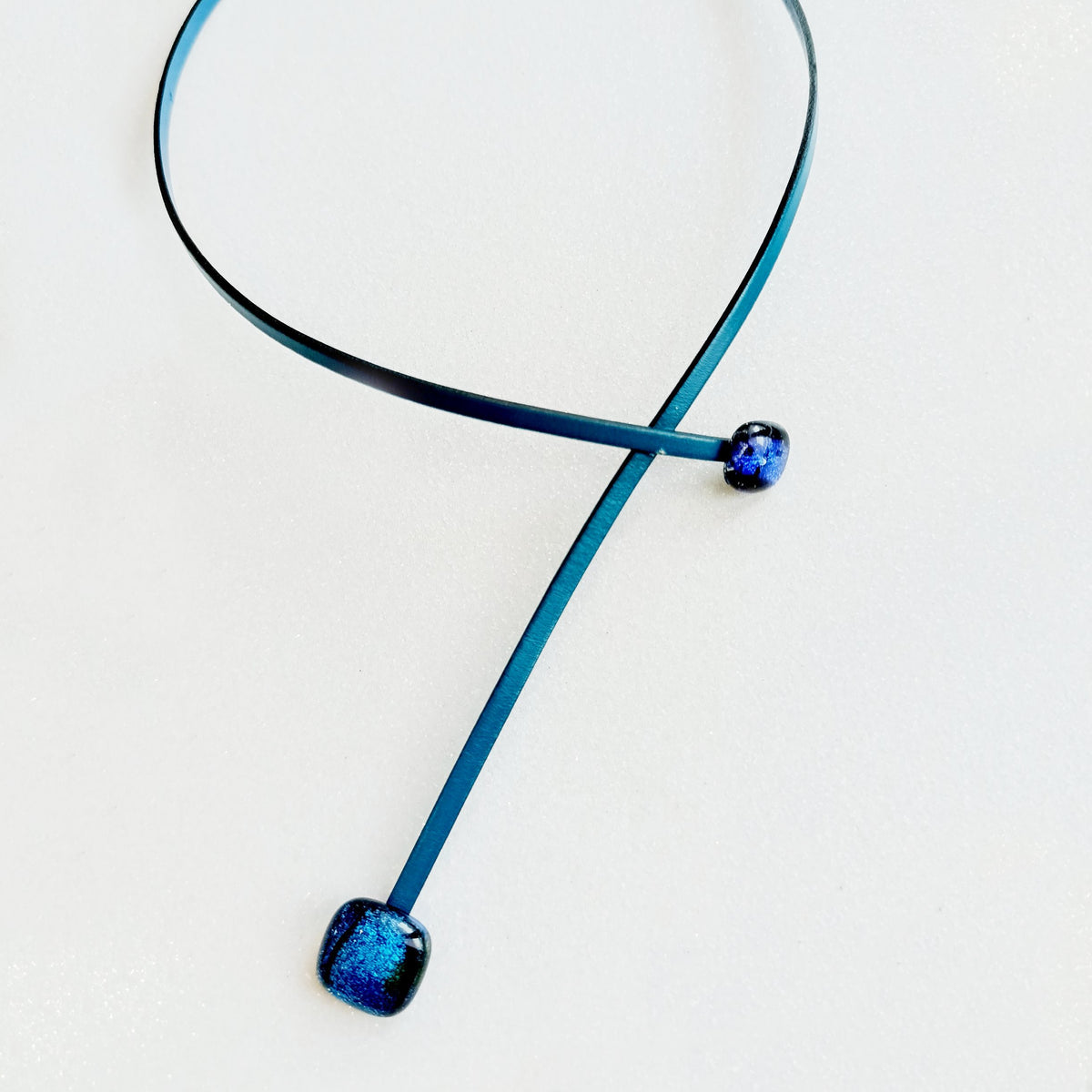 Collier cuir · Pendentif verre irisé