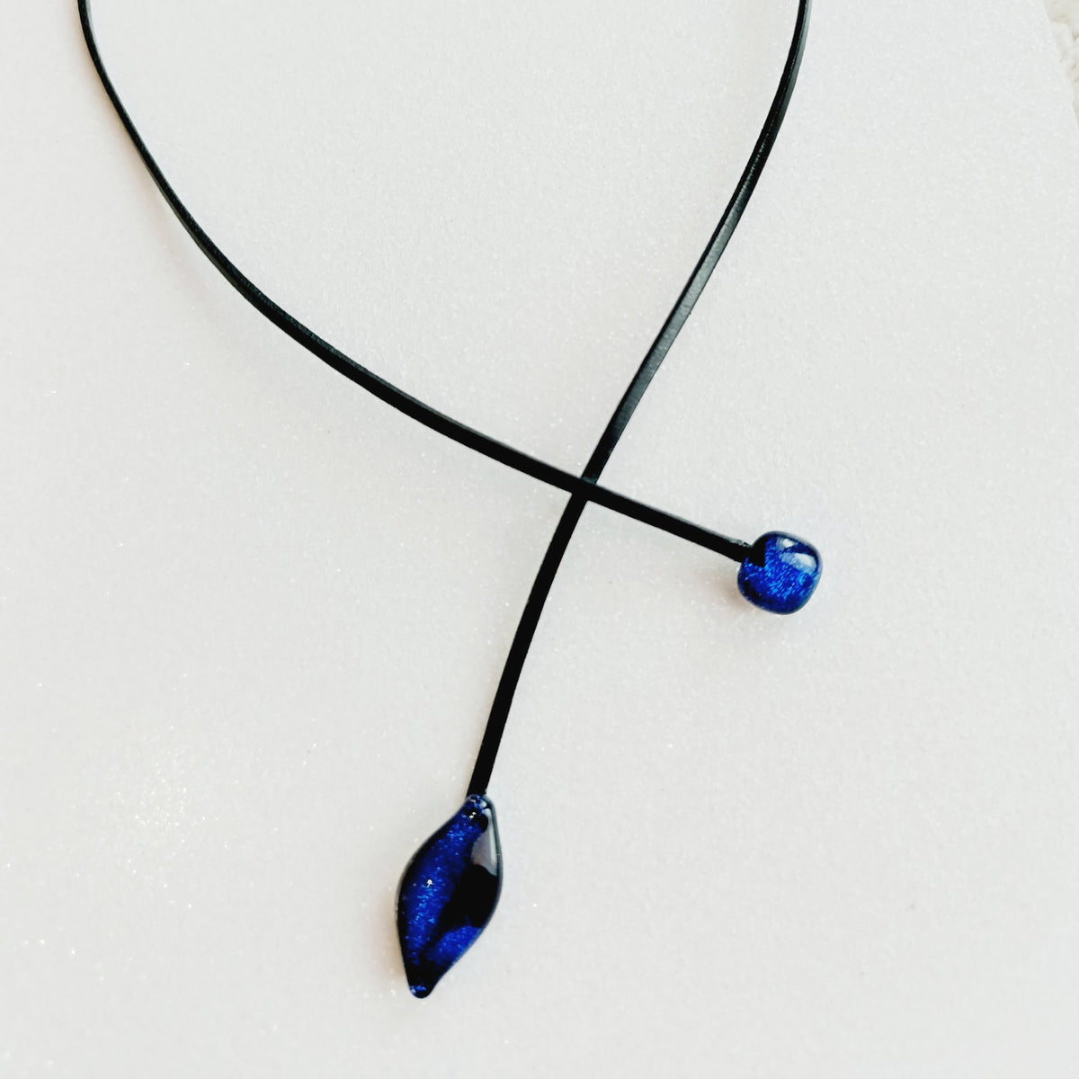 Collier cuir · Pendentif verre irisé