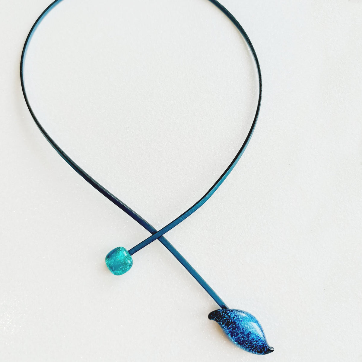 Collier cuir · Pendentif verre irisé