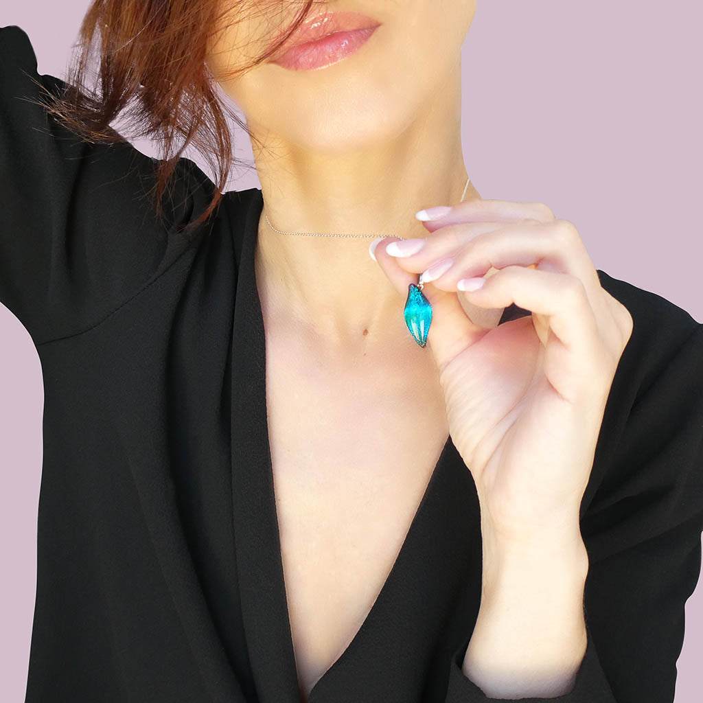 NECKLACE VERT DE BLEU ~ TEAL | ALMOND | REFLET[proNECKLACE VERT DE BLEU ~ TEALduct_vendor]MicrocosmosPRODUCT INFORMATION

Exlusive Microcosmoses Glass Reflet
Bead size length: 25 mm / 1" |  width: 10 mm / 0.4"

Chain: Sterling Silver 925 ~ Stainless Steel 
Chain thiNECKLACE