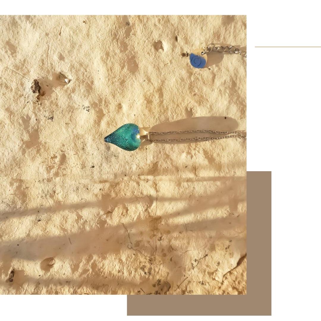 NECKLACE TURQUOISE ~ NIGHT BLUE | HEART | REFLET[proNECKLACE TURQUOISE ~ NIGHT BLUEduct_vendor]MicrocosmosPRODUCT INFORMATION                             

Exlusive Microcosmoses Glass Reflet
Bead size length: 18 mm / 0.7" |  width: 13 mm / 0.5"     

Base chain: SterlinNECKLACE