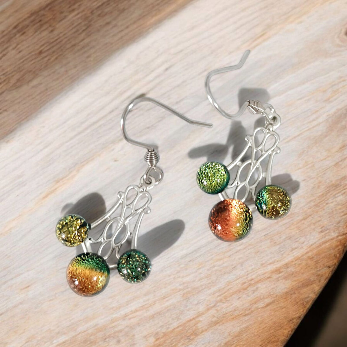 Boucles d'oreilles longues Drop · Verre soufflé irisé · Acier