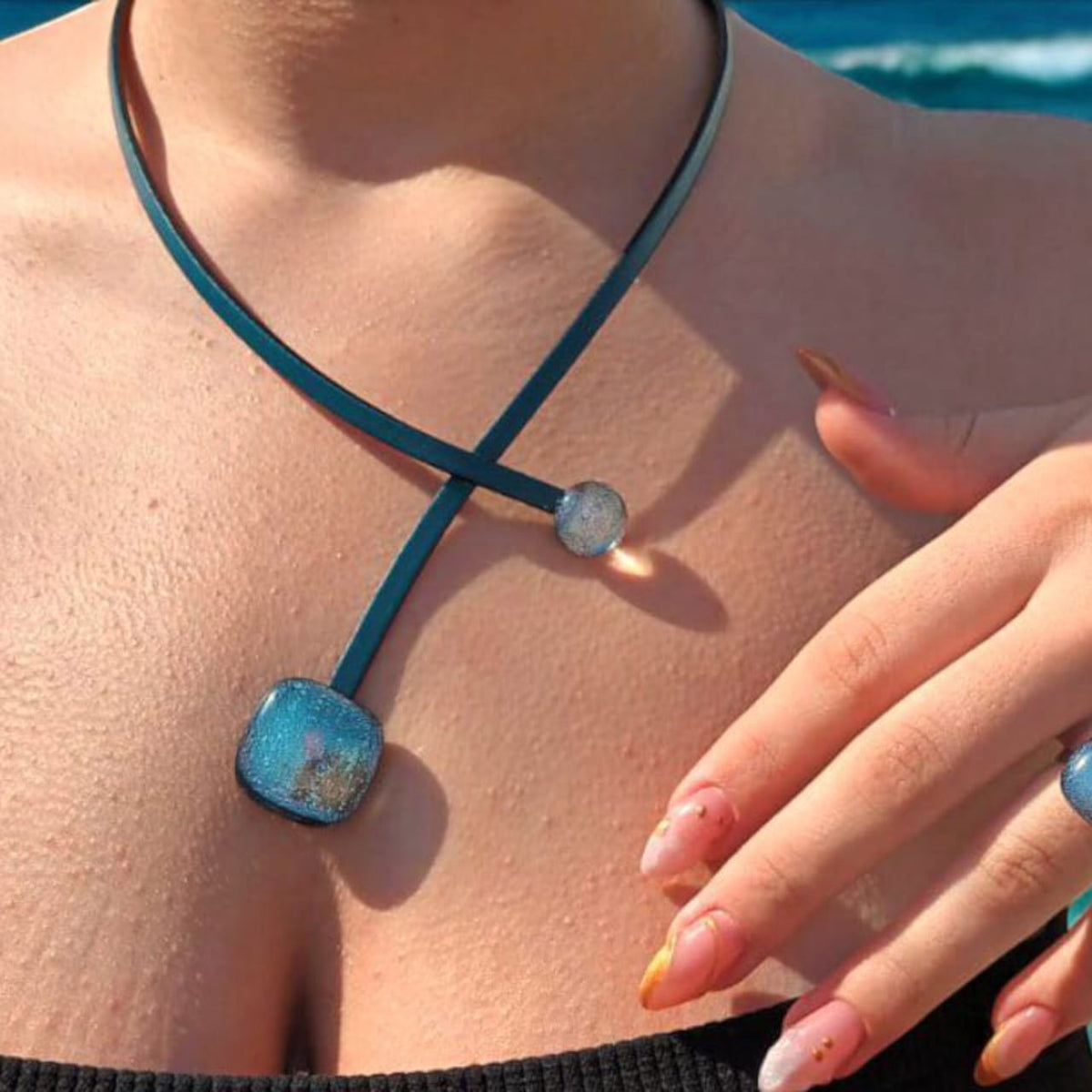 Collier cuir · Pendentif verre irisé
