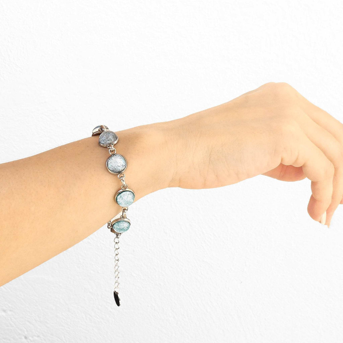 BRACELET SILVER PEARL ~ AQUA BRACELET | REFLET | ADJUSTABLE STEEL[proBRACELET SILVER PEARL ~ AQUA BRACELETduct_vendor]MicrocosmosPRODUCT INFORMATION

Exclusive Microcosmoses Glass Reflet™
Base: Stainless Steel Easy clasp closure
Pearls size: 10 mm / 0.4"

Free Gift Box 


The  Microcosmoses  RBRACELET GLASS REFLET