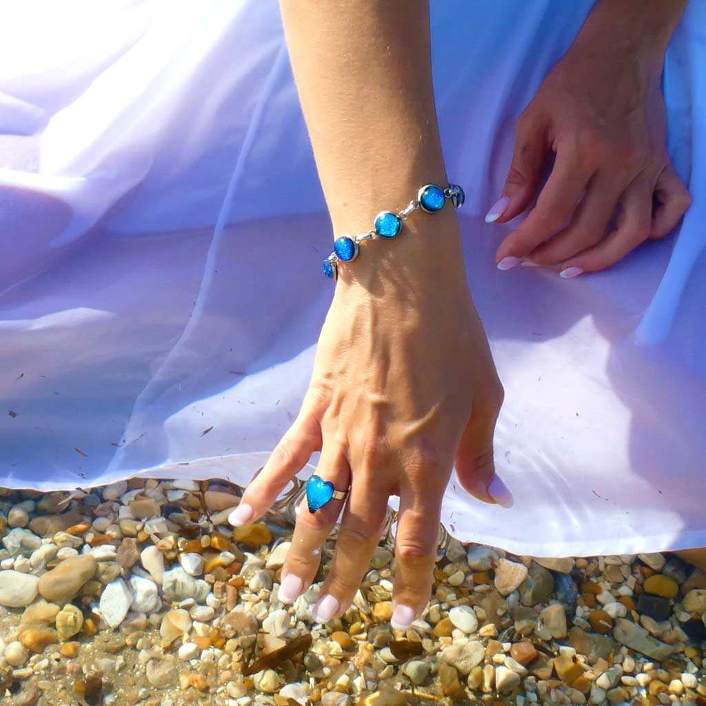 BRACELET TURQUOISE ~ NIGHT BLUE | REFLET | ADJUSTABLE STEEL[proBRACELET TURQUOISE ~ NIGHT BLUEduct_vendor]MicrocosmosPRODUCT INFORMATION

Exclusive Microcosmoses Glass Reflet™
Base: Stainless Steel Easy clasp closure
Pearls size: 10 mm / 0.4"

Free Gift Box 


The  Microcosmoses  RBRACELET GLASS REFLET