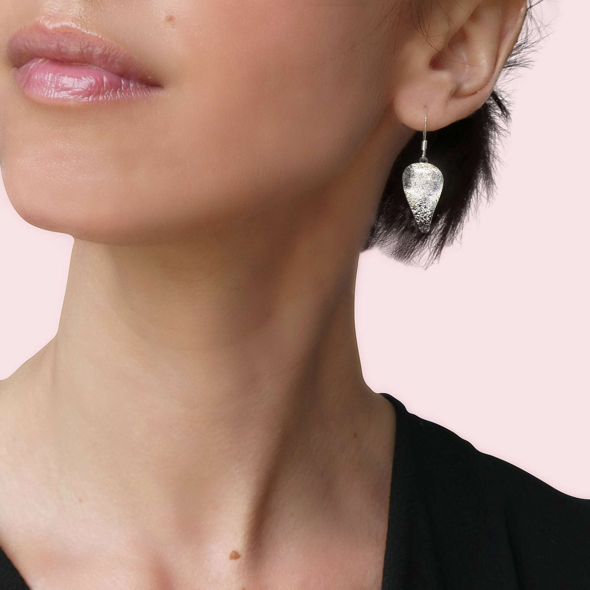 EARRINGS SILVER PEARL ~ AQUA | DROP | SILVER 925 | REFLET[proEARRINGS SILVER PEARL ~ AQUAduct_vendor]MicrocosmosPRODUCT INFORMATION

Exclusive Microcosmoses Glass Reflet
Base: Sterling Silver 925

Bead size length: 20 mm / 0.8" |  width: 12 mm / 0.5"


Free Gift Box 


The   MEARRINGS DROP GLASS REFLET