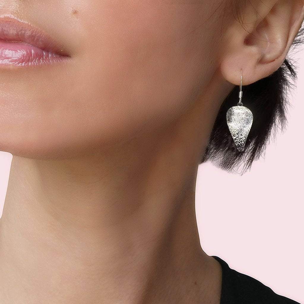 EARRINGS SILVER PEARL ~ AQUA | DROP | SILVER 925 | REFLET[proEARRINGS SILVER PEARL ~ AQUAduct_vendor]MicrocosmosPRODUCT INFORMATION

Exclusive Microcosmoses Glass Reflet
Base: Sterling Silver 925

Bead size length: 20 mm / 0.8" |  width: 12 mm / 0.5"


Free Gift Box 


The   MEARRINGS DROP GLASS REFLET