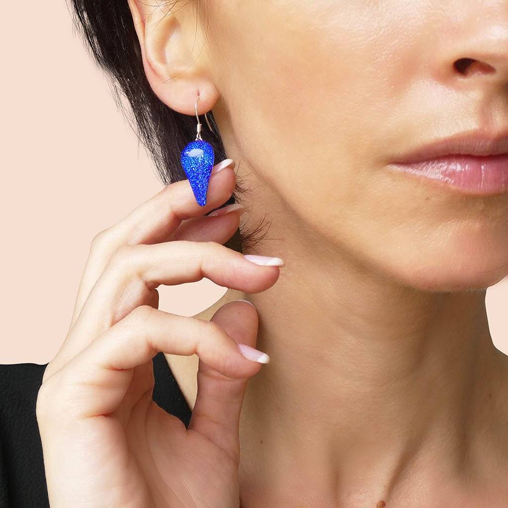 EARRINGS STARRY BLUE ~ INDIGO | DROP | SILVER 925 | REFLET[proEARRINGS STARRY BLUE ~ INDIGOduct_vendor]MicrocosmosPRODUCT INFORMATION

Exclusive Microcosmoses Glass Reflet
Base: Sterling Silver 925

Bead size length: 20 mm / 0.8" |  width: 12 mm / 0.5"


Free Gift Box 


The   MEARRINGS DROP GLASS REFLET