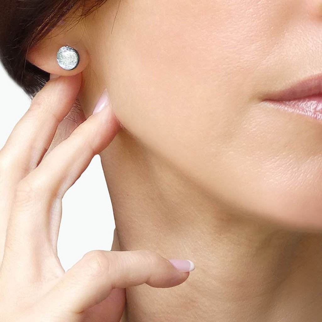 EARRINGS SILVER PEARL ~ AQUA | ECLIPSE | STUD | REFLET[proEARRINGS SILVER PEARL ~ AQUAduct_vendor]MicrocosmosPRODUCT INFORMATION

Exclusive Microcosmoses Glass Reflet™
Base: Sterling Silver 925 ~ Stainless Steel
Bead size: From 8 to 10 mm  / From 0.3" to 0.4"


Free Gift BoEARRINGS GLASS REFLET