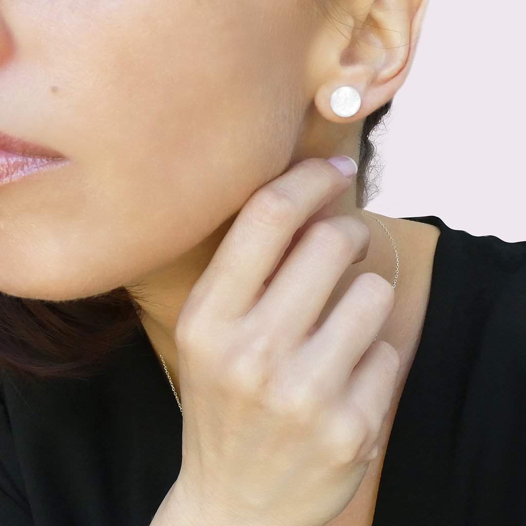 MINI PUCES BLANC IRISÉ | IRIDESCENT WHITE[proMINI PUCES BLANC IRISÉduct_vendor]MicrocosmosINFORMATIONS:

Base: Acier Inoxydable ~ Stainless Steel
Taille | Bead size:  8 ~ 10 mm  /  0.3" to 0.4"


Boite cadeau offerte ~ Free Gift Box 

 Les puces sont fabrEARRINGS GLASS REFLET