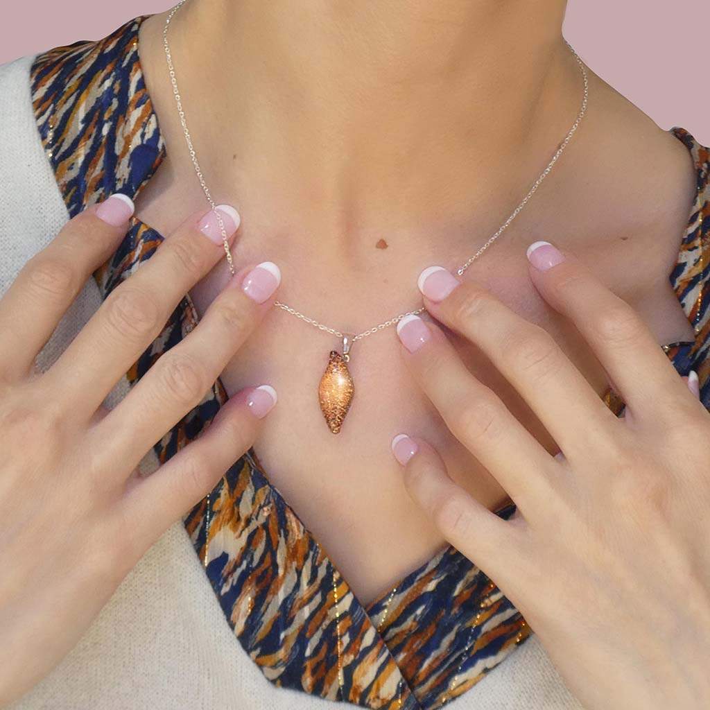 NECKLACE COPPER ~ GREEN BOKEH | ALMOND | GLASS REFLET[proNECKLACE COPPER ~ GREEN BOKEHduct_vendor]MicrocosmosPRODUCT INFORMATION

Exclusive Microcosmoses Glass Reflet
Bead size length: 25 mm / 1" |  width: 10 mm / 0.4"

Chain: Sterling Silver 925 ~ Stainless Steel 
Chain thNECKLACE