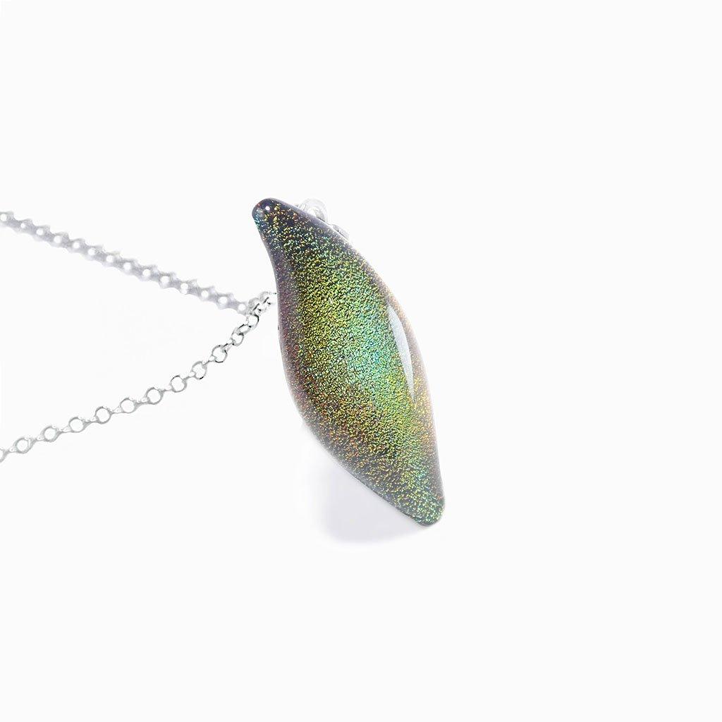 NECKLACE COPPER ~ GREEN BOKEH | ALMOND | GLASS REFLET[proNECKLACE COPPER ~ GREEN BOKEHduct_vendor]MicrocosmosPRODUCT INFORMATION

Exclusive Microcosmoses Glass Reflet
Bead size length: 25 mm / 1" |  width: 10 mm / 0.4"

Chain: Sterling Silver 925 ~ Stainless Steel 
Chain thNECKLACE