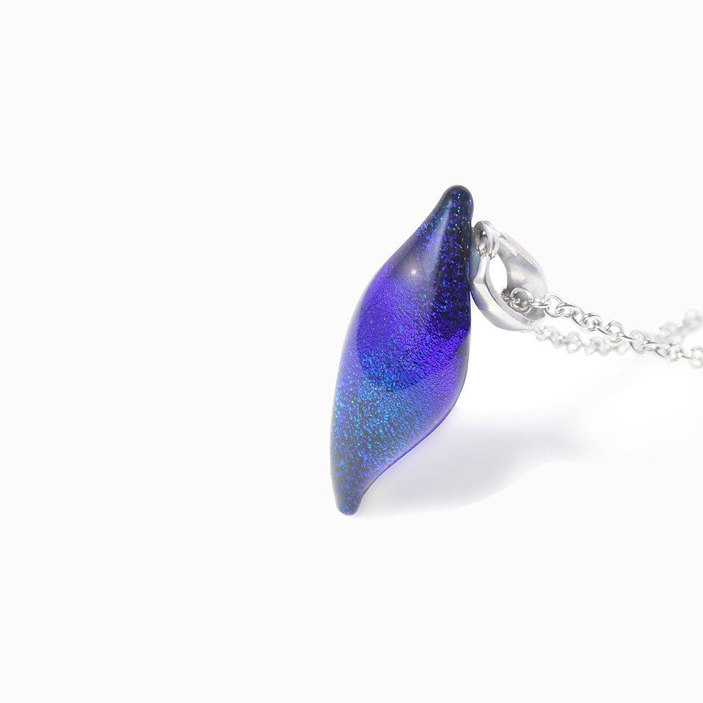 NECKLACE EMERAUDE ~ IRIS BLUE | ALMOND | REFLET[proNECKLACE EMERAUDE ~ IRIS BLUEduct_vendor]MicrocosmosPRODUCT INFORMATION

Exlusive Microcosmoses Glass Reflet
Bead size length: 25 mm / 1" |  width: 10 mm / 0.4"

Chain: Sterling Silver 925 ~ Stainless Steel 
Chain thiNECKLACE