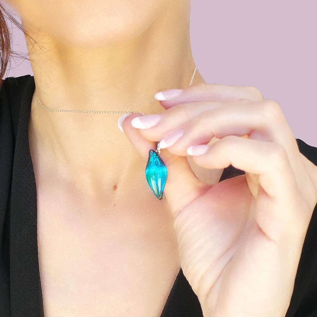 NECKLACE EMERAUDE ~ IRIS BLUE | ALMOND | REFLET[proNECKLACE EMERAUDE ~ IRIS BLUEduct_vendor]MicrocosmosPRODUCT INFORMATION

Exlusive Microcosmoses Glass Reflet
Bead size length: 25 mm / 1" |  width: 10 mm / 0.4"

Chain: Sterling Silver 925 ~ Stainless Steel 
Chain thiNECKLACE