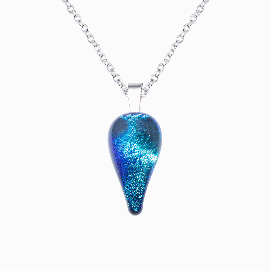 NECKLACE EMERAUDE ~ IRIS BLUE | DROP | REFLET[proNECKLACE EMERAUDE ~ IRIS BLUEduct_vendor]MicrocosmosPRODUCT INFORMATION

Exlusive Microcosmoses Glass Reflet
Bead size length: 20 mm/ 0.8" |  width: 12 mm/ 0.5"

Base chain: Sterling Silver 925 ~ Stainless Steel 
ChaiNECKLACE