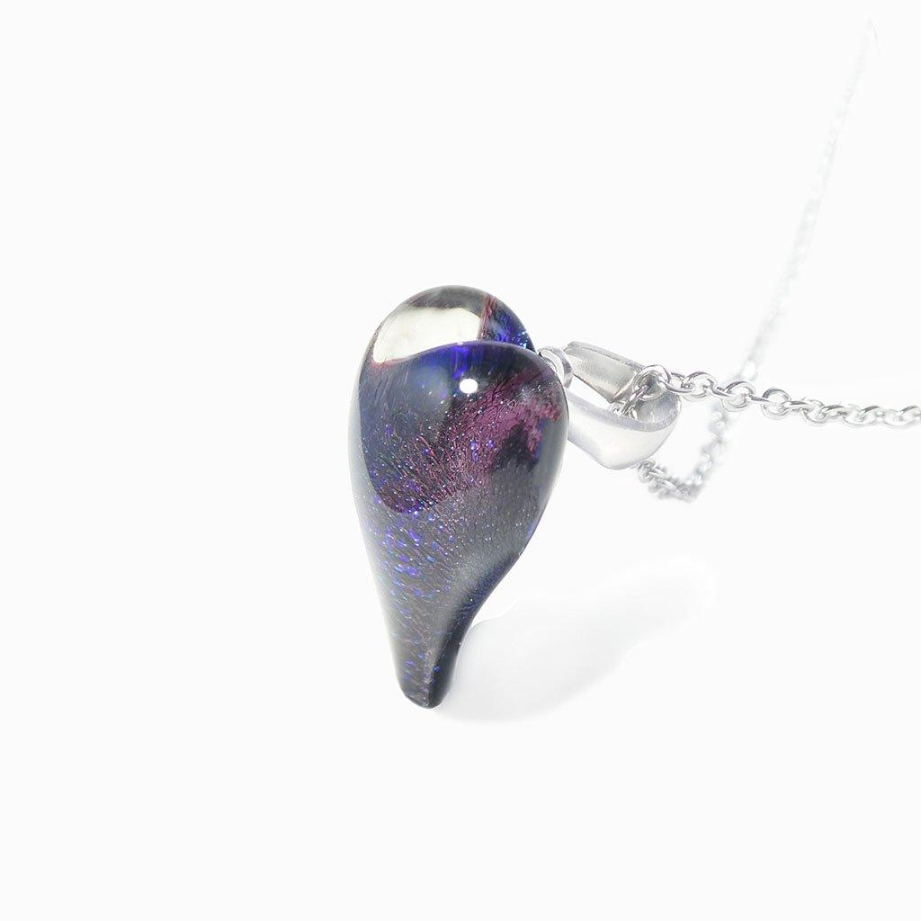NECKLACE EMERAUDE ~ IRIS BLUE | HEART | REFLET[proNECKLACE EMERAUDE ~ IRIS BLUEduct_vendor]MicrocosmosPRODUCT INFORMATION                             

Exlusive Microcosmoses Glass Reflet
Bead size length: 18 mm / 0.7" |  width: 13 mm / 0.5"     

Base chain: SterlinNECKLACE