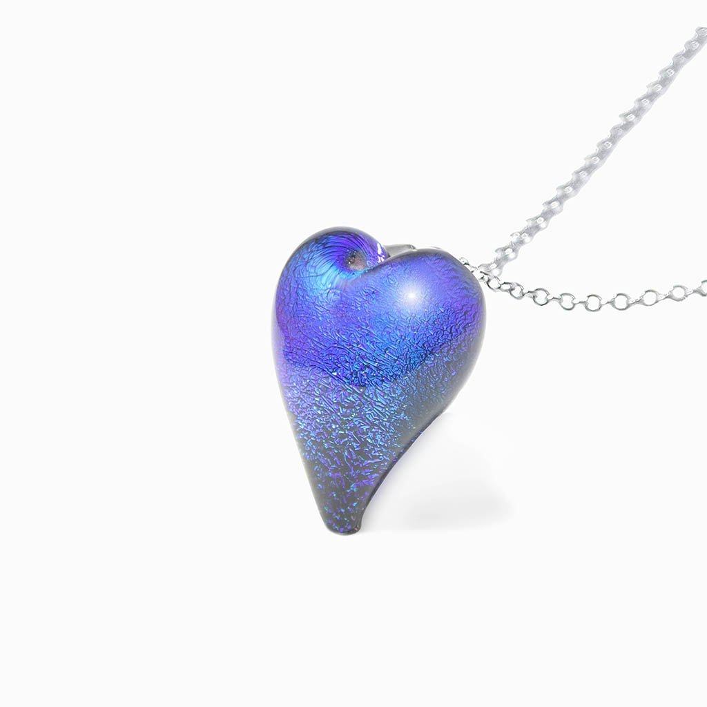NECKLACE EMERAUDE ~ IRIS BLUE | HEART | REFLET[proNECKLACE EMERAUDE ~ IRIS BLUEduct_vendor]MicrocosmosPRODUCT INFORMATION                             

Exlusive Microcosmoses Glass Reflet
Bead size length: 18 mm / 0.7" |  width: 13 mm / 0.5"     

Base chain: SterlinNECKLACE