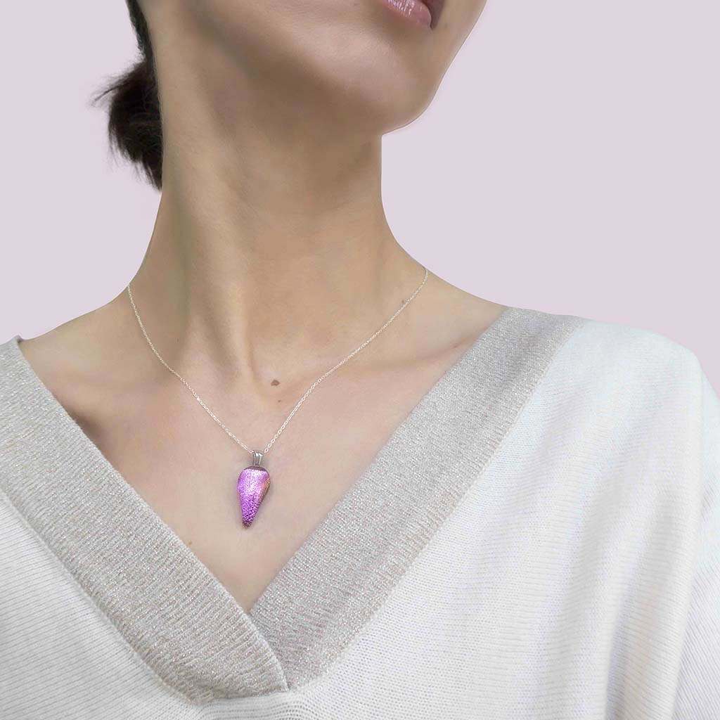 NECKLACE FRENCH PINK ~ GOLD | DROP | REFLET[proNECKLACE FRENCH PINK ~ GOLDduct_vendor]MicrocosmosPRODUCT INFORMATION

Exlusive Microcosmoses Glass Reflet
Bead size length: 20 mm/ 0.8" |  width: 12 mm/ 0.5"

Base chain: Sterling Silver 925 ~ Stainless Steel 
ChaiNECKLACE