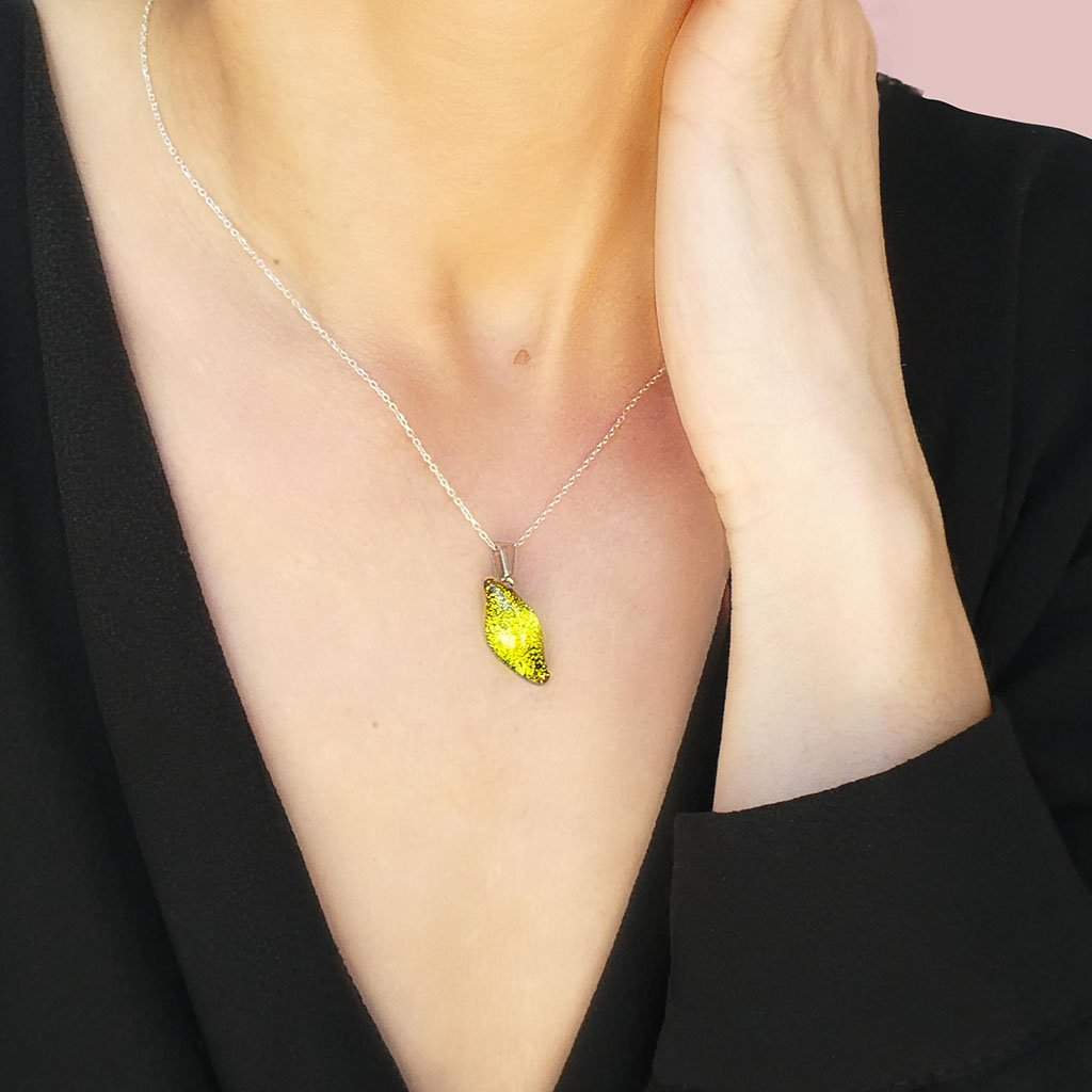 NECKLACE GOLD ~ GREEN BOKEH | ALMOND | REFLET[proNECKLACE GOLD ~ GREEN BOKEHduct_vendor]MicrocosmosPRODUCT INFORMATION

Exlusive Microcosmoses Glass Reflet
Bead size length: 25 mm / 1" |  width: 10 mm / 0.4"

Chain: Sterling Silver 925 ~ Stainless Steel 
Chain thiNECKLACE