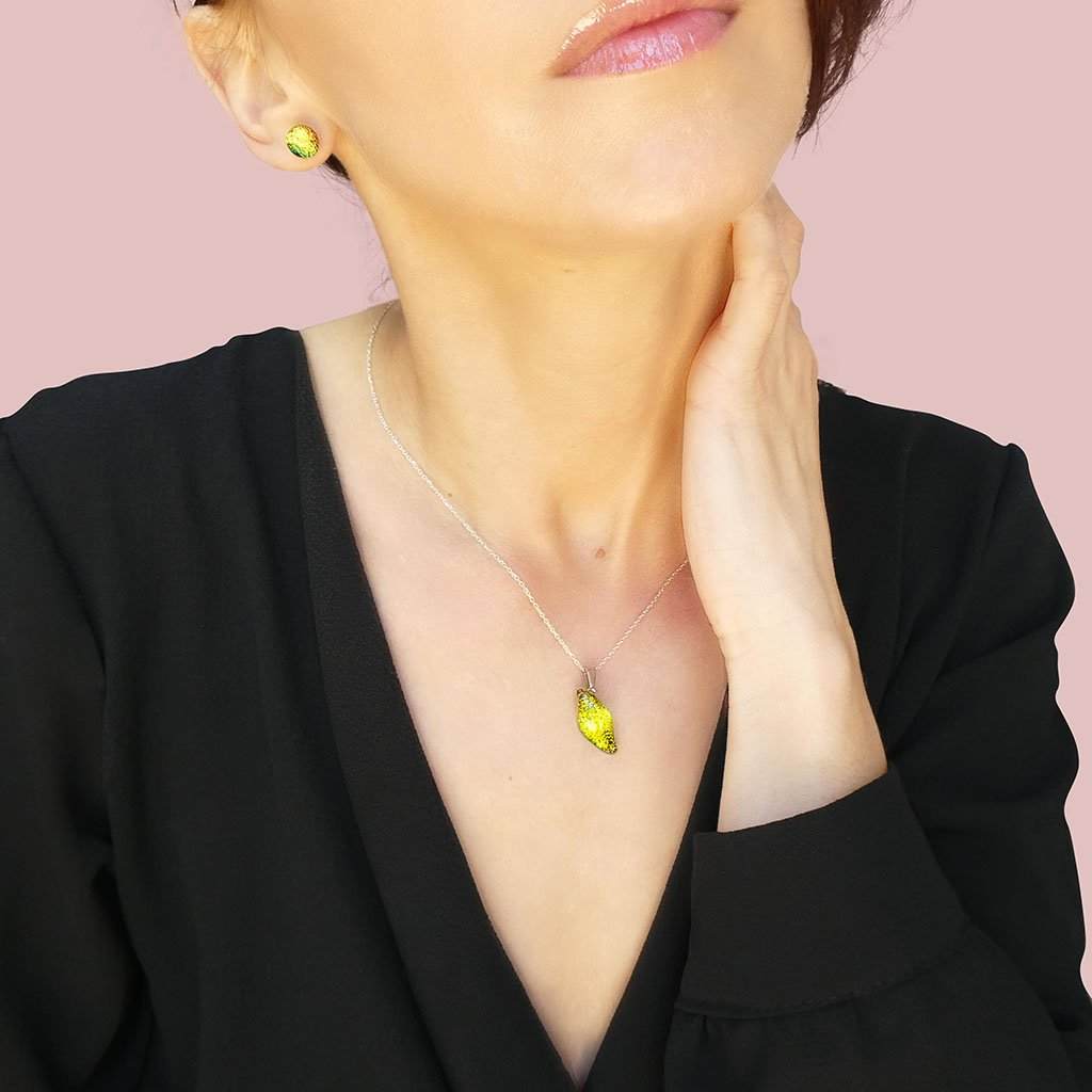 NECKLACE GOLD ~ GREEN BOKEH | ALMOND | REFLET[proNECKLACE GOLD ~ GREEN BOKEHduct_vendor]MicrocosmosPRODUCT INFORMATION

Exlusive Microcosmoses Glass Reflet
Bead size length: 25 mm / 1" |  width: 10 mm / 0.4"

Chain: Sterling Silver 925 ~ Stainless Steel 
Chain thiNECKLACE