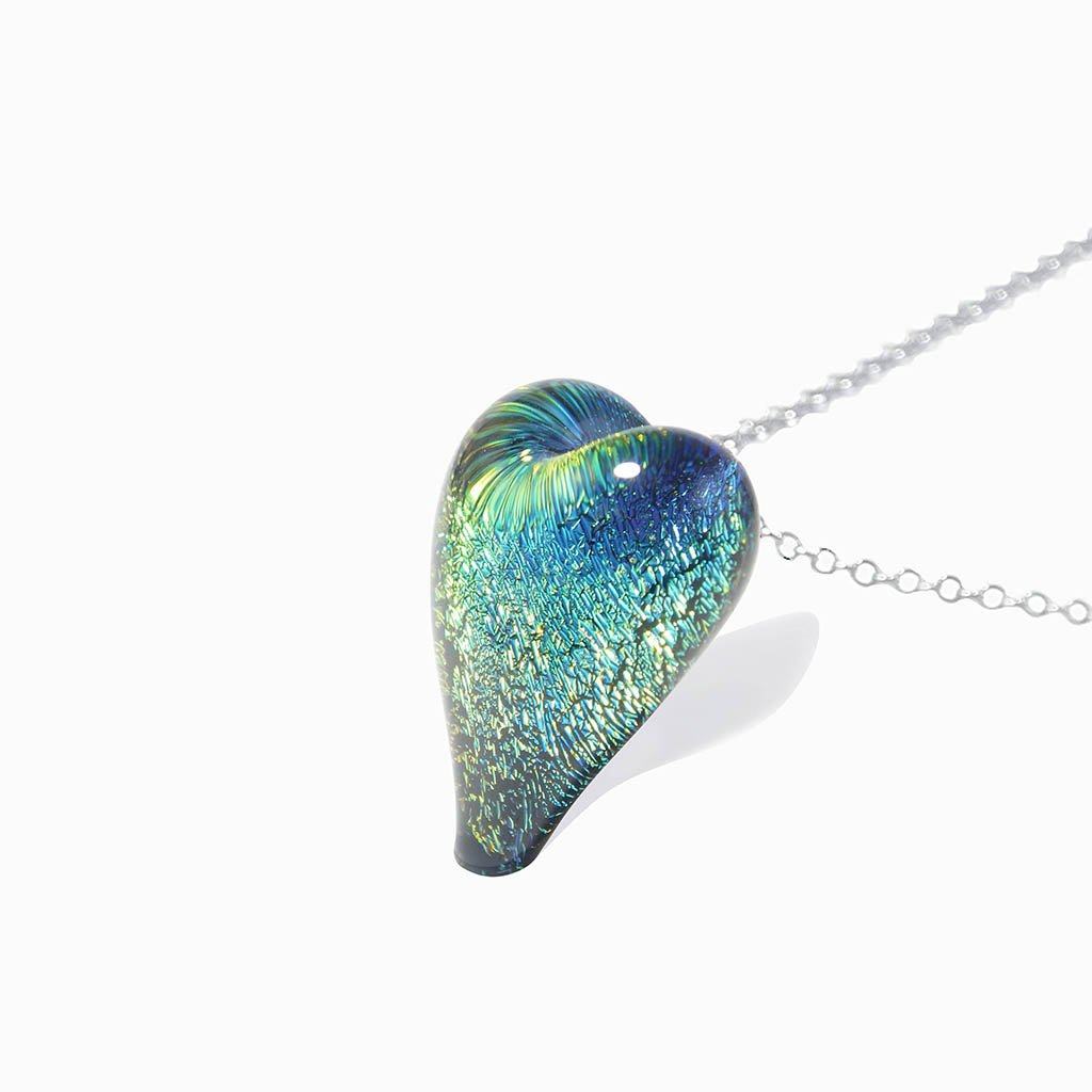 NECKLACE GOLD  ~ GREEN BOKEH | HEART | REFLET[proNECKLACE GOLD ~ GREEN BOKEHduct_vendor]MicrocosmosPRODUCT INFORMATION                             

Exlusive Microcosmoses Glass Reflet
Bead size length: 18 mm / 0.7" |  width: 13 mm / 0.5"     

Base chain: SterlinNECKLACE