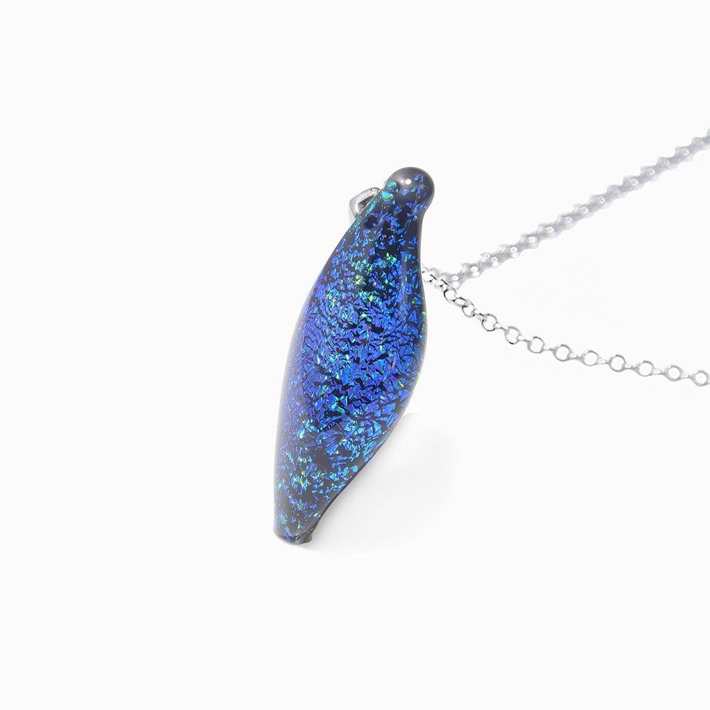 NECKLACE GREEN KELLY ~ BLUE BELIZE | ALMOND | REFLET[proNECKLACE GREEN KELLY ~ BLUE BELIZEduct_vendor]MicrocosmosPRODUCT INFORMATION

Exlusive Microcosmoses Glass Reflet
Bead size length: 25 mm / 1" |  width: 10 mm / 0.4"

Chain: Sterling Silver 925 ~ Stainless Steel 
Chain thiNECKLACE