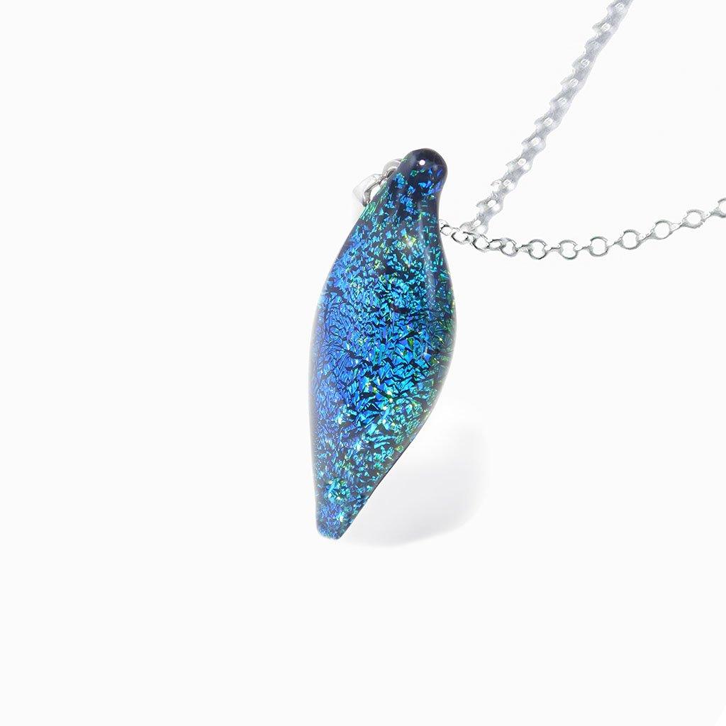 NECKLACE GREEN KELLY ~ BLUE BELIZE | ALMOND | REFLET[proNECKLACE GREEN KELLY ~ BLUE BELIZEduct_vendor]MicrocosmosPRODUCT INFORMATION

Exlusive Microcosmoses Glass Reflet
Bead size length: 25 mm / 1" |  width: 10 mm / 0.4"

Chain: Sterling Silver 925 ~ Stainless Steel 
Chain thiNECKLACE