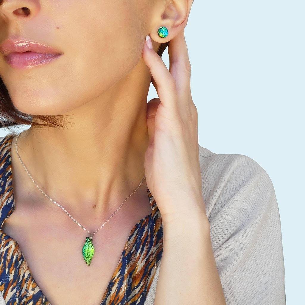 NECKLACE GREEN KELLY ~ BLUE BELIZE | ALMOND | REFLET[proNECKLACE GREEN KELLY ~ BLUE BELIZEduct_vendor]MicrocosmosPRODUCT INFORMATION

Exlusive Microcosmoses Glass Reflet
Bead size length: 25 mm / 1" |  width: 10 mm / 0.4"

Chain: Sterling Silver 925 ~ Stainless Steel 
Chain thiNECKLACE