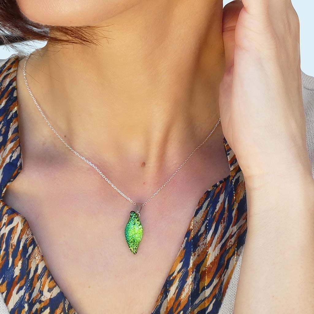 NECKLACE GREEN KELLY ~ BLUE BELIZE | ALMOND | REFLET[proNECKLACE GREEN KELLY ~ BLUE BELIZEduct_vendor]MicrocosmosPRODUCT INFORMATION

Exlusive Microcosmoses Glass Reflet
Bead size length: 25 mm / 1" |  width: 10 mm / 0.4"

Chain: Sterling Silver 925 ~ Stainless Steel 
Chain thiNECKLACE