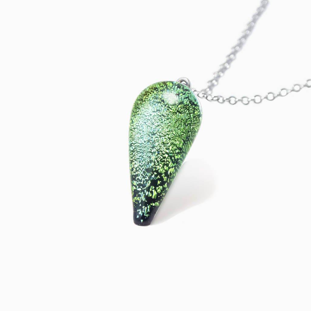 NECKLACE GREEN KELLY ~ BLUE BELIZE | DROP | REFLET[proNECKLACE GREEN KELLY ~ BLUE BELIZEduct_vendor]MicrocosmosPRODUCT INFORMATION

Exlusive Microcosmoses Glass Reflet
Bead size length: 20 mm/ 0.8" |  width: 12 mm/ 0.5"

Base chain: Sterling Silver 925 ~ Stainless Steel 
ChaiNECKLACE