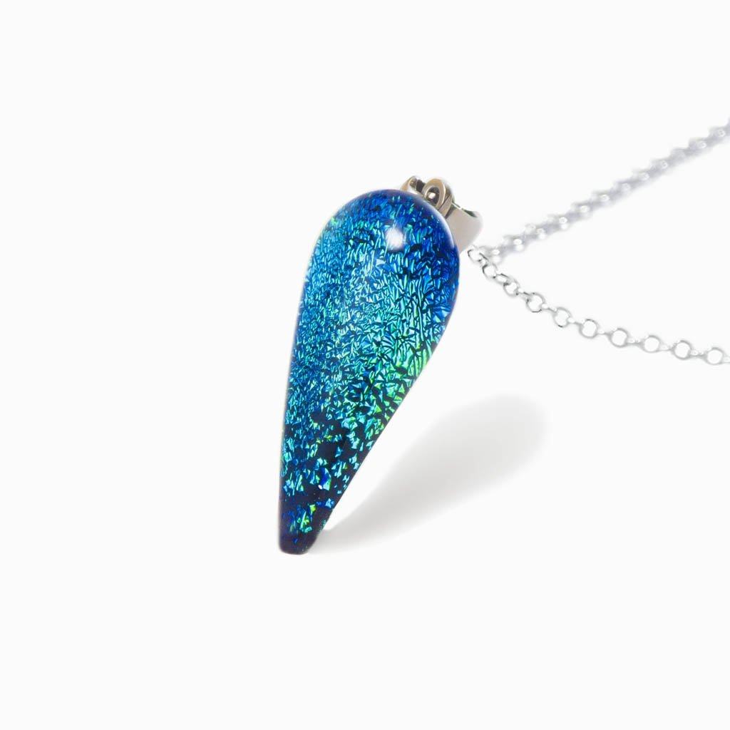 NECKLACE GREEN KELLY ~ BLUE BELIZE | DROP | REFLET[proNECKLACE GREEN KELLY ~ BLUE BELIZEduct_vendor]MicrocosmosPRODUCT INFORMATION

Exlusive Microcosmoses Glass Reflet
Bead size length: 20 mm/ 0.8" |  width: 12 mm/ 0.5"

Base chain: Sterling Silver 925 ~ Stainless Steel 
ChaiNECKLACE