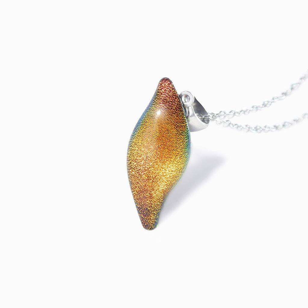 NECKLACE ORANGE GOLD ~ CRYSTAL GREEN | ALMOND | REFLET[proNECKLACE ORANGE GOLD ~ CRYSTAL GREENduct_vendor]MicrocosmosPRODUCT INFORMATION

Exlusive Microcosmoses Glass Reflet
Bead size length: 25 mm / 1" |  width: 10 mm / 0.4"

Chain: Sterling Silver 925 ~ Stainless Steel 
Chain thiNECKLACE
