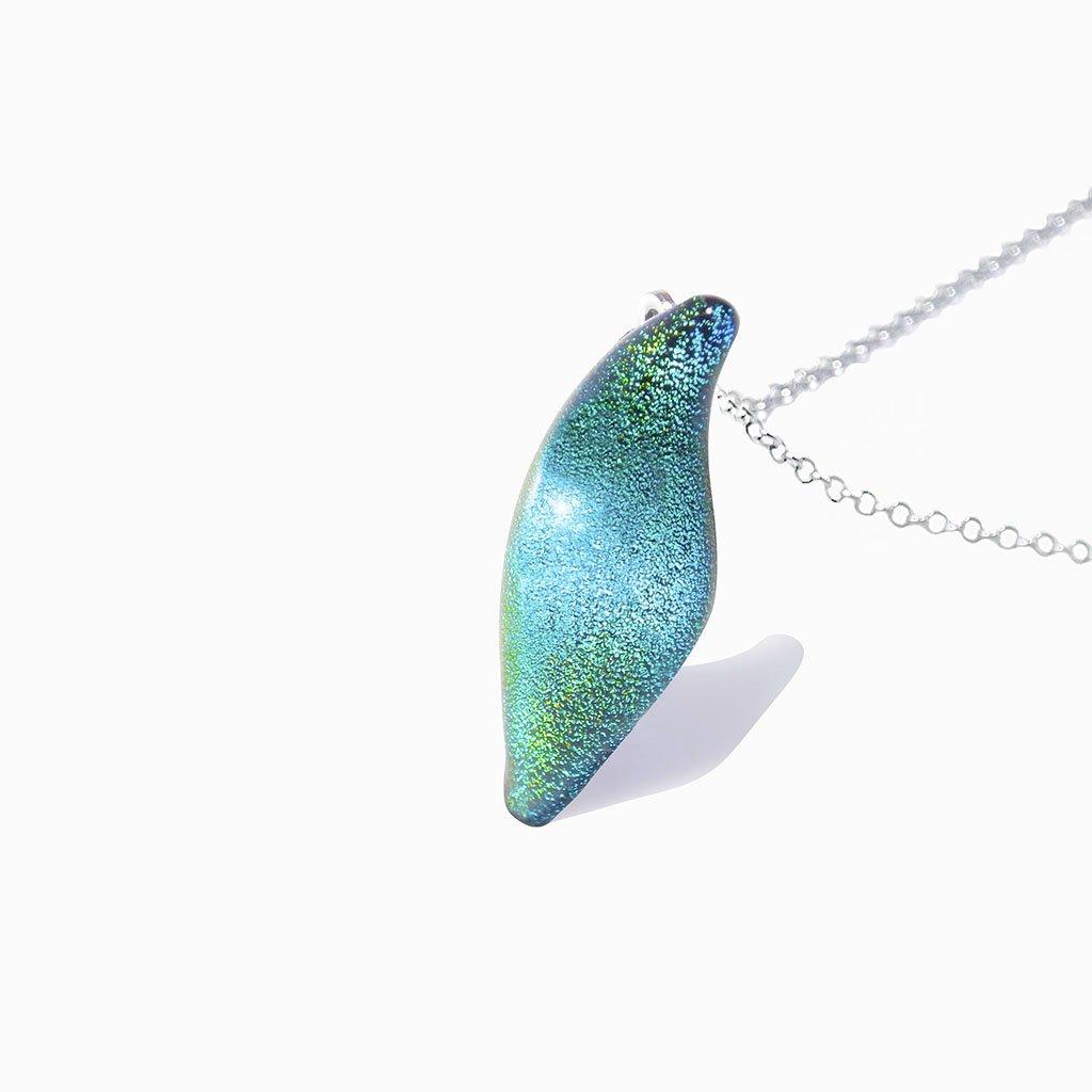NECKLACE ORANGE GOLD ~ CRYSTAL GREEN | ALMOND | REFLET[proNECKLACE ORANGE GOLD ~ CRYSTAL GREENduct_vendor]MicrocosmosPRODUCT INFORMATION

Exlusive Microcosmoses Glass Reflet
Bead size length: 25 mm / 1" |  width: 10 mm / 0.4"

Chain: Sterling Silver 925 ~ Stainless Steel 
Chain thiNECKLACE