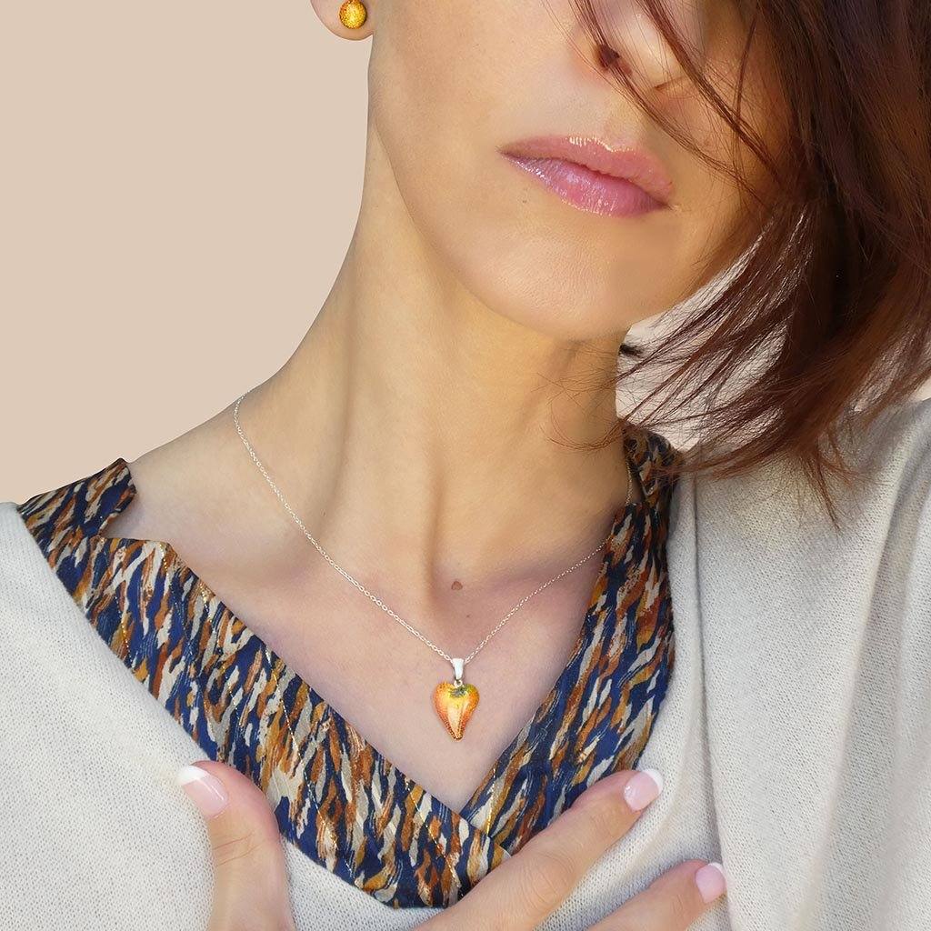 NECKLACE ORANGE GOLD ~ CRYSTAL GREEN | HEART | REFLET[proNECKLACE ORANGE GOLD ~ CRYSTAL GREENduct_vendor]MicrocosmosPRODUCT INFORMATION                             

Exlusive Microcosmoses Glass Reflet
Bead size length: 18 mm / 0.7" |  width: 13 mm / 0.5"     

Base chain: SterlinNECKLACE