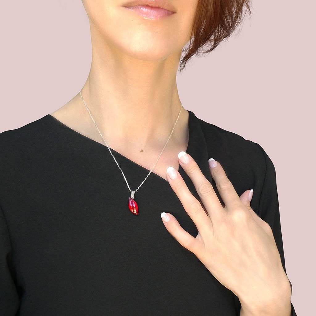 NECKLACE RED RUBY | ALMOND | REFLET[proNECKLACE RED RUBYduct_vendor]MicrocosmosPRODUCT INFORMATION

Exlusive Microcosmoses Glass Reflet
Bead size length: 25 mm / 1" |  width: 10 mm / 0.4"

Chain: Sterling Silver 925 ~ Stainless Steel 
Chain thiNECKLACE
