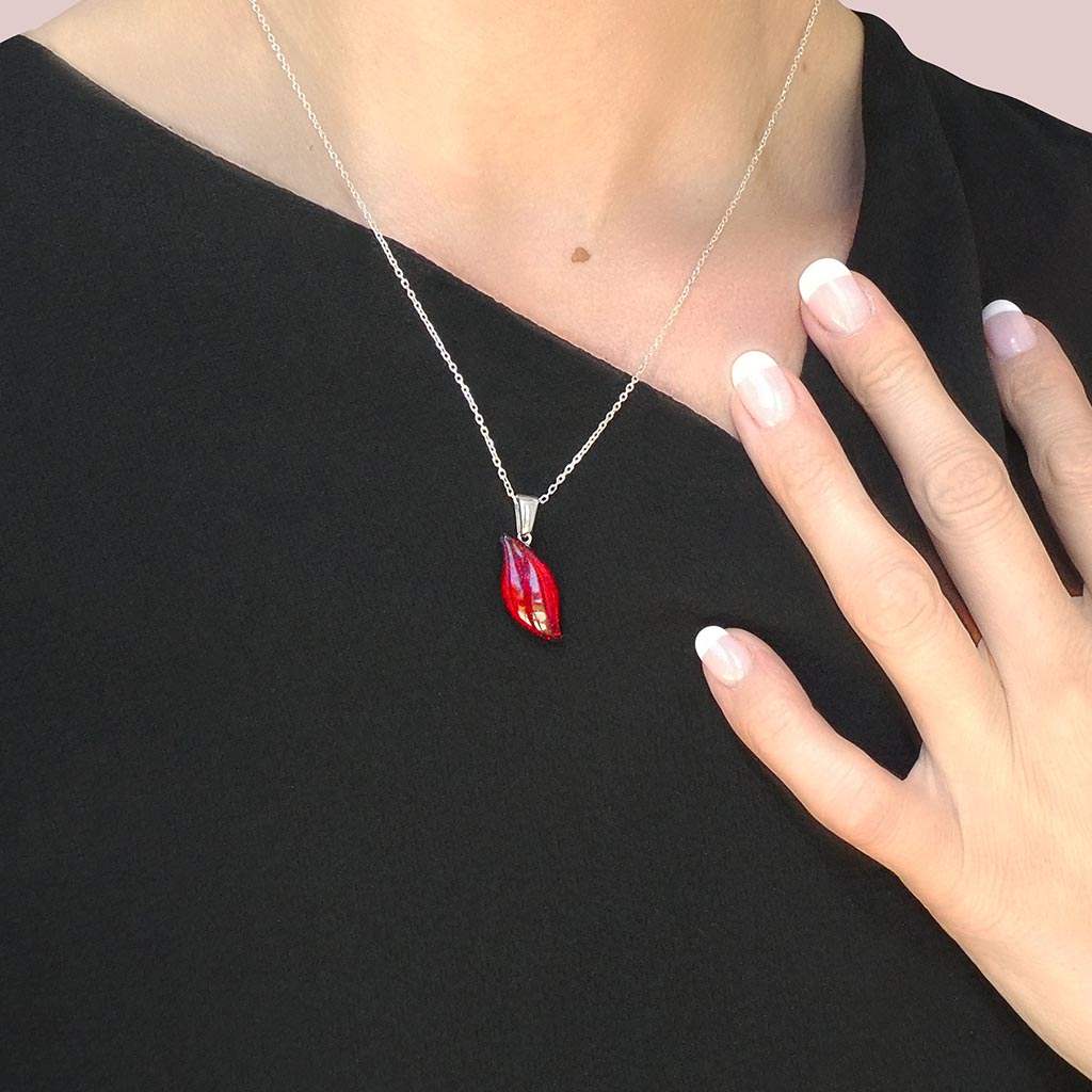 NECKLACE RED RUBY | ALMOND | REFLET[proNECKLACE RED RUBYduct_vendor]MicrocosmosPRODUCT INFORMATION

Exlusive Microcosmoses Glass Reflet
Bead size length: 25 mm / 1" |  width: 10 mm / 0.4"

Chain: Sterling Silver 925 ~ Stainless Steel 
Chain thiNECKLACE