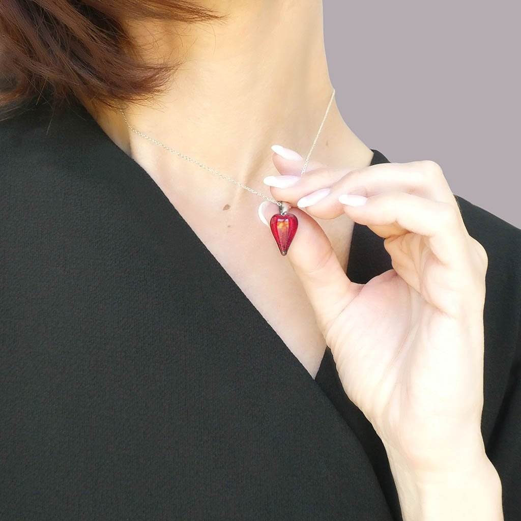 NECKLACE RED RUBY | HEART | REFLET[proNECKLACE RED RUBYduct_vendor]MicrocosmosPRODUCT INFORMATION                             

Exlusive Microcosmoses Glass Reflet
Bead size length: 18 mm / 0.7" |  width: 13 mm / 0.5"     

Base chain: SterlinNECKLACE