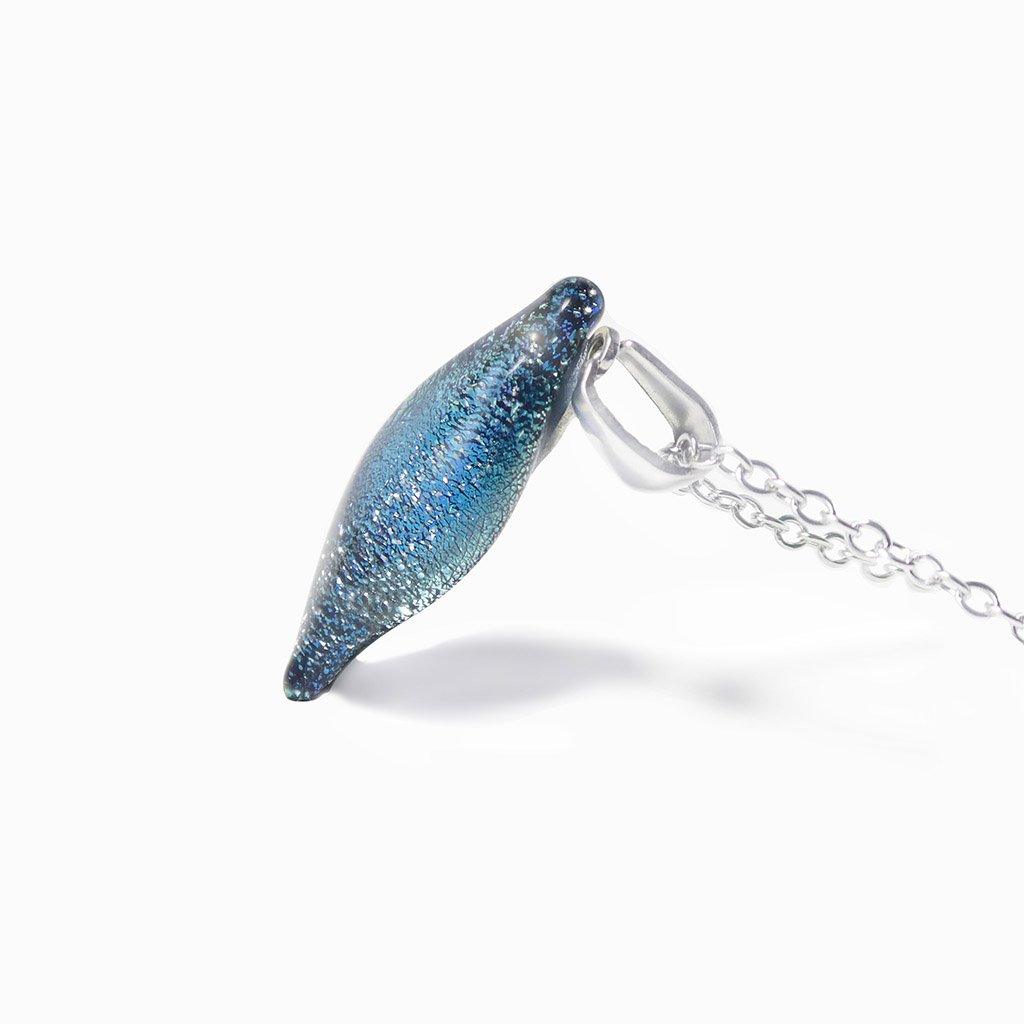 NECKLACE SILVER PEARL ~ AQUA | ALMOND | REFLET[proNECKLACE SILVER PEARL ~ AQUAduct_vendor]MicrocosmosPRODUCT INFORMATION

Exlusive Microcosmoses Glass Reflet
Bead size length: 25 mm / 1" |  width: 10 mm / 0.4"

Chain: Sterling Silver 925 ~ Stainless Steel 
Chain thiNECKLACE