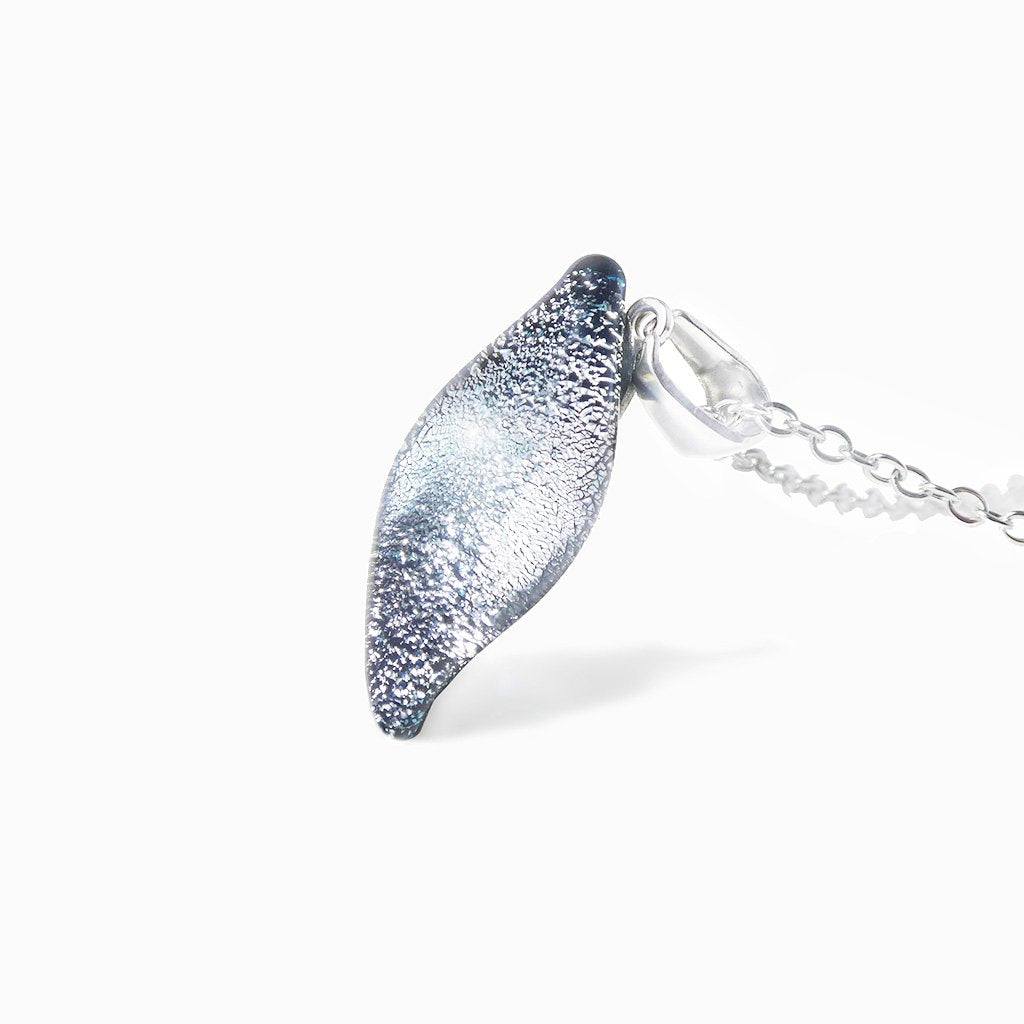 NECKLACE SILVER PEARL ~ AQUA | ALMOND | REFLET[proNECKLACE SILVER PEARL ~ AQUAduct_vendor]MicrocosmosPRODUCT INFORMATION

Exlusive Microcosmoses Glass Reflet
Bead size length: 25 mm / 1" |  width: 10 mm / 0.4"

Chain: Sterling Silver 925 ~ Stainless Steel 
Chain thiNECKLACE