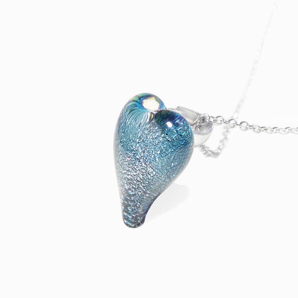 NECKLACE SILVER PEARL ~ AQUA | HEART | REFLET[proNECKLACE SILVER PEARL ~ AQUAduct_vendor]MicrocosmosPRODUCT INFORMATION                             

Exlusive Microcosmoses Glass Reflet
Bead size length: 18 mm / 0.7" |  width: 13 mm / 0.5"     

Base chain: SterlinNECKLACE