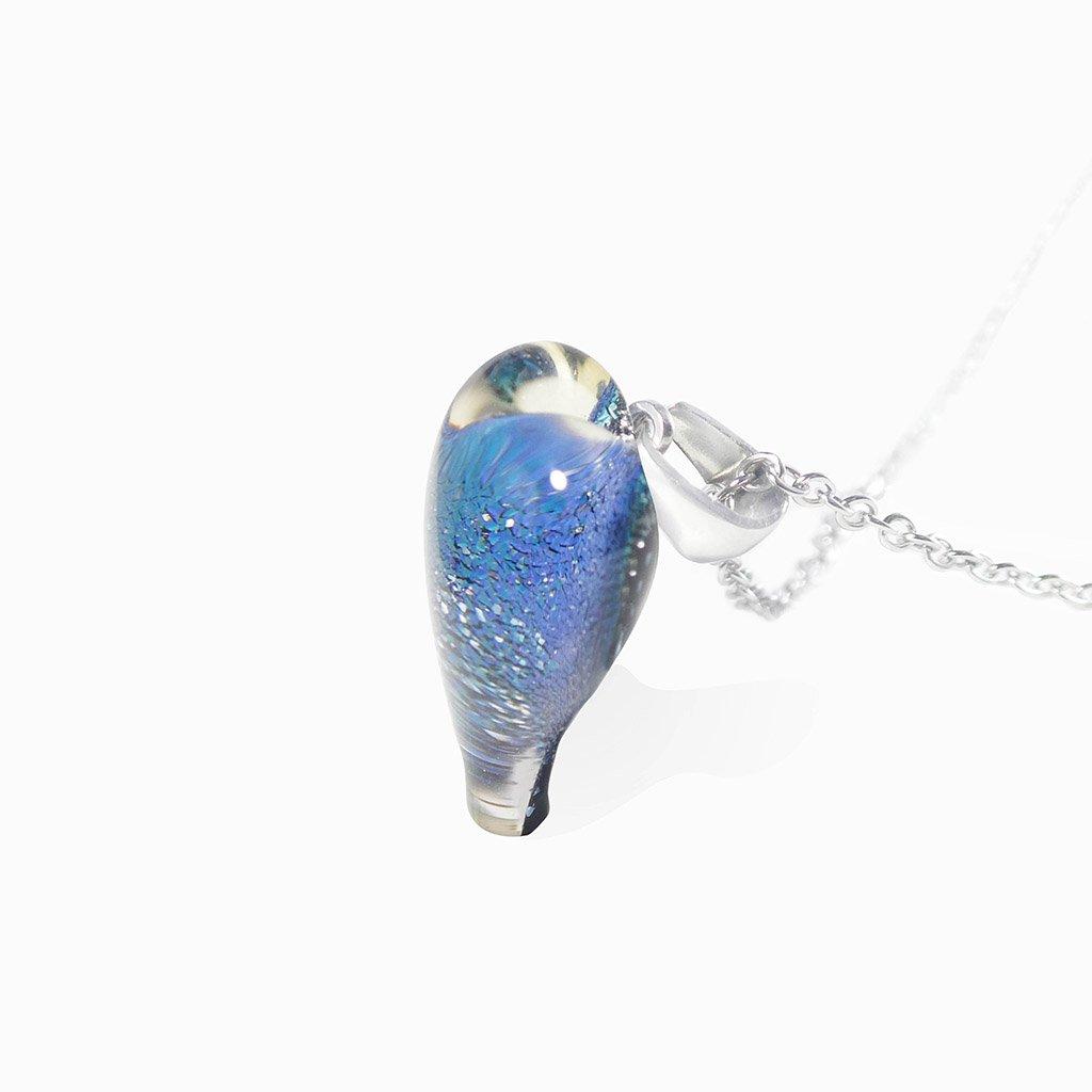 NECKLACE SILVER PEARL ~ AQUA | HEART | REFLET[proNECKLACE SILVER PEARL ~ AQUAduct_vendor]MicrocosmosPRODUCT INFORMATION                             

Exlusive Microcosmoses Glass Reflet
Bead size length: 18 mm / 0.7" |  width: 13 mm / 0.5"     

Base chain: SterlinNECKLACE